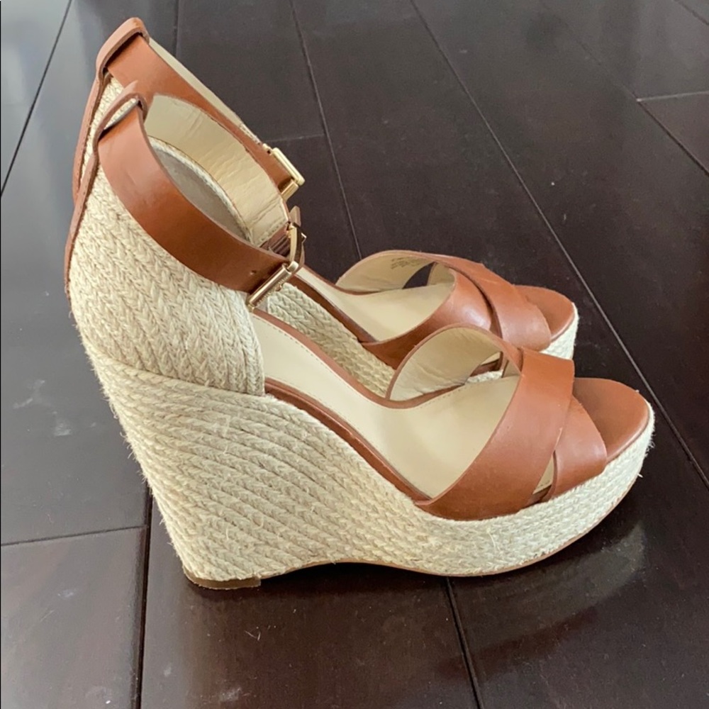 VINCE CAMUTO Wedges